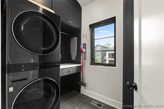 $715,000 | 104 Howard Lane, Jeffersonville, IN 47130