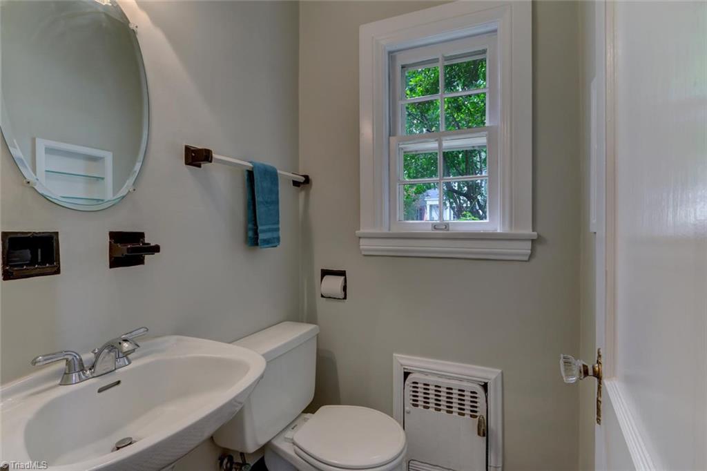 1802 Rolling Road Greensboro, NC 27403 - Photo 11 of 30 Gallery Image 11