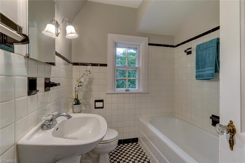 1802 Rolling Road Greensboro, NC 27403 - Photo 21 of 30 Gallery Image 21