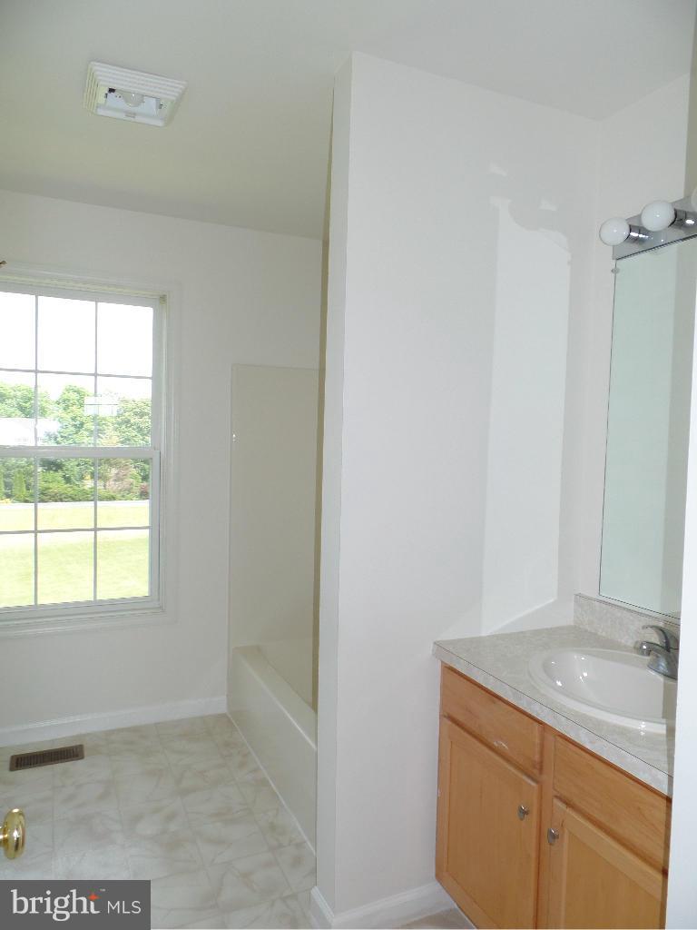 381 Quail Run Road Summit Point, WV 25446 - Photo 20 of 27 Bath