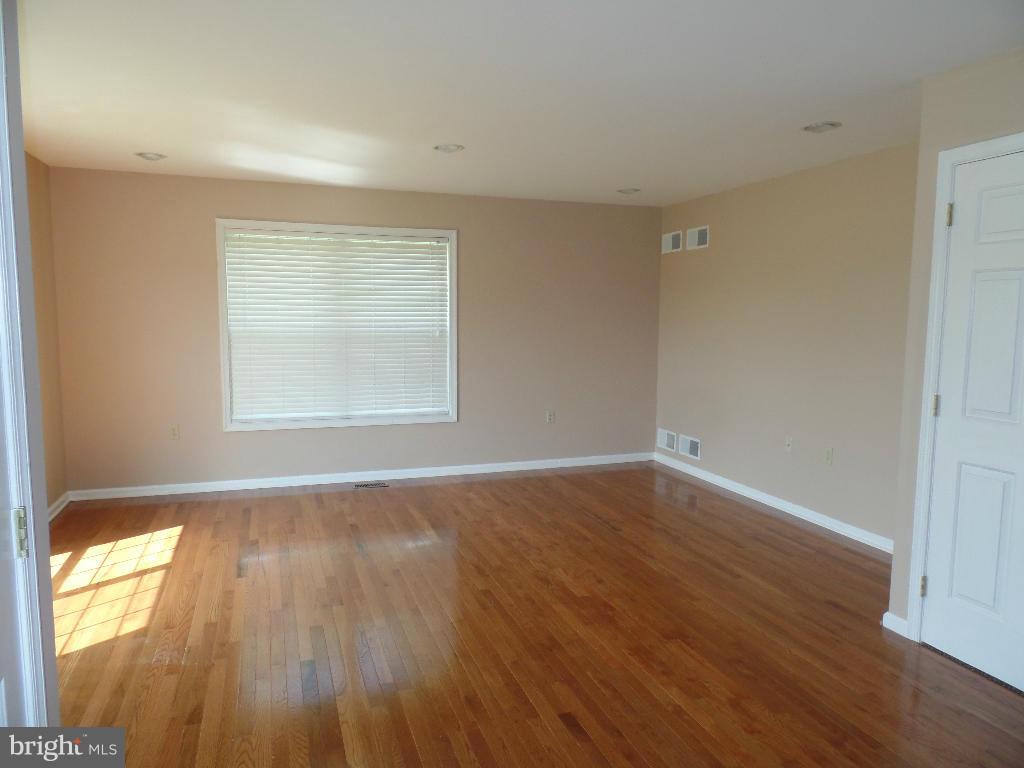 381 Quail Run Road Summit Point, WV 25446 - Photo 8 of 27 Living Room