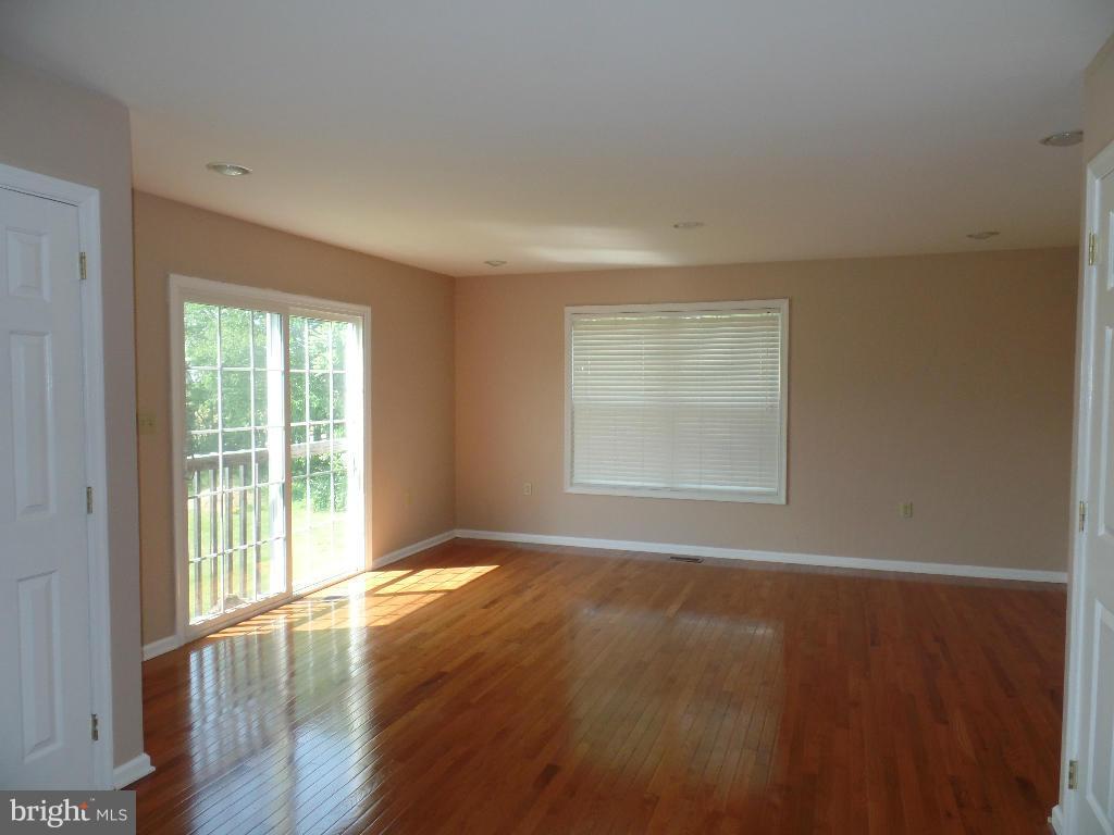 381 Quail Run Road Summit Point, WV 25446 - Photo 9 of 27 Living Room