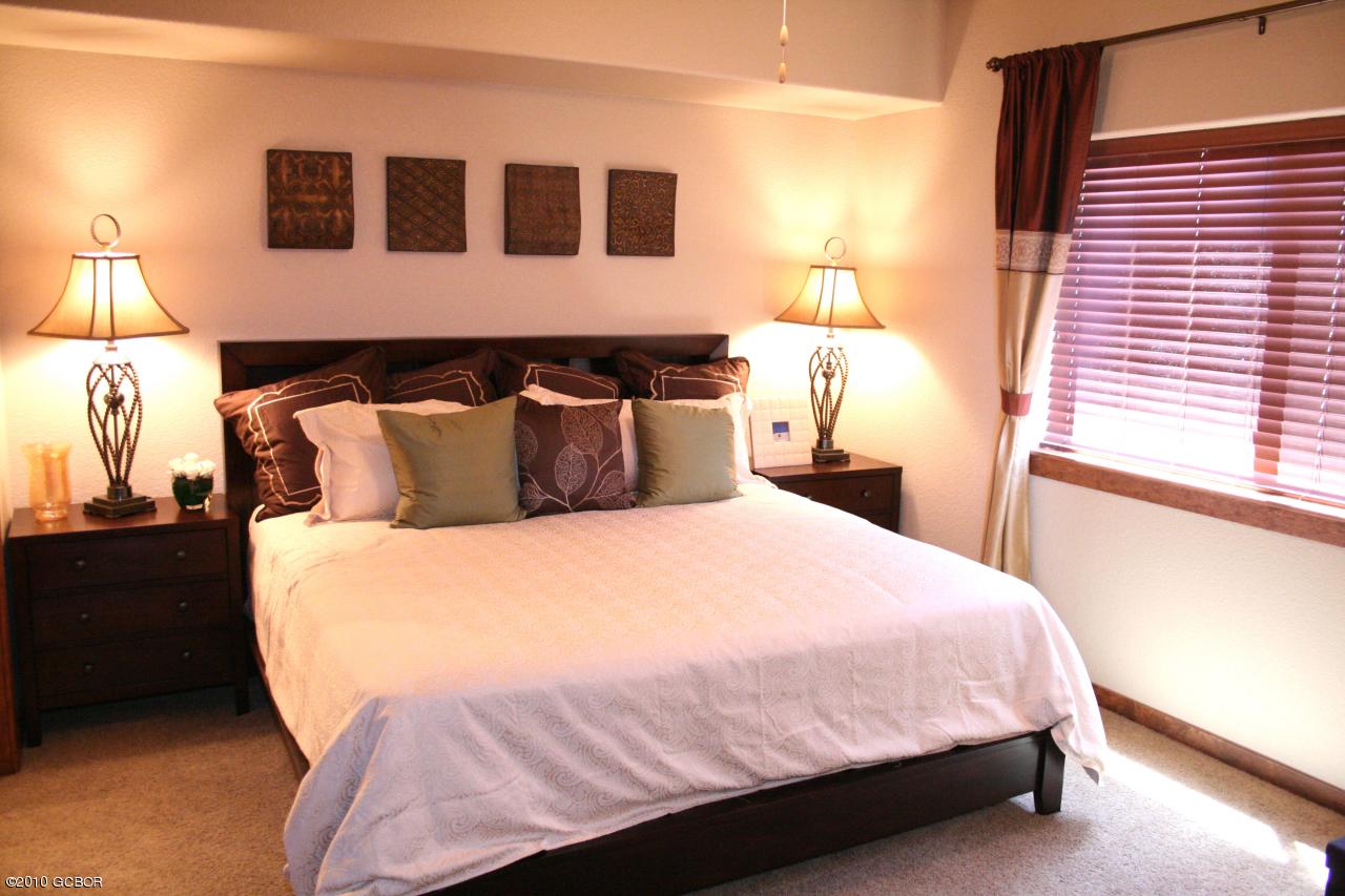 180 Sterling Loop, Unit 402 Fraser, CO 80442 - Photo 13 of 21 13 Sterling Pointe Model Master Bedroom