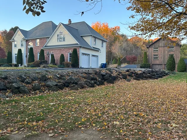 a view of a house with a yard