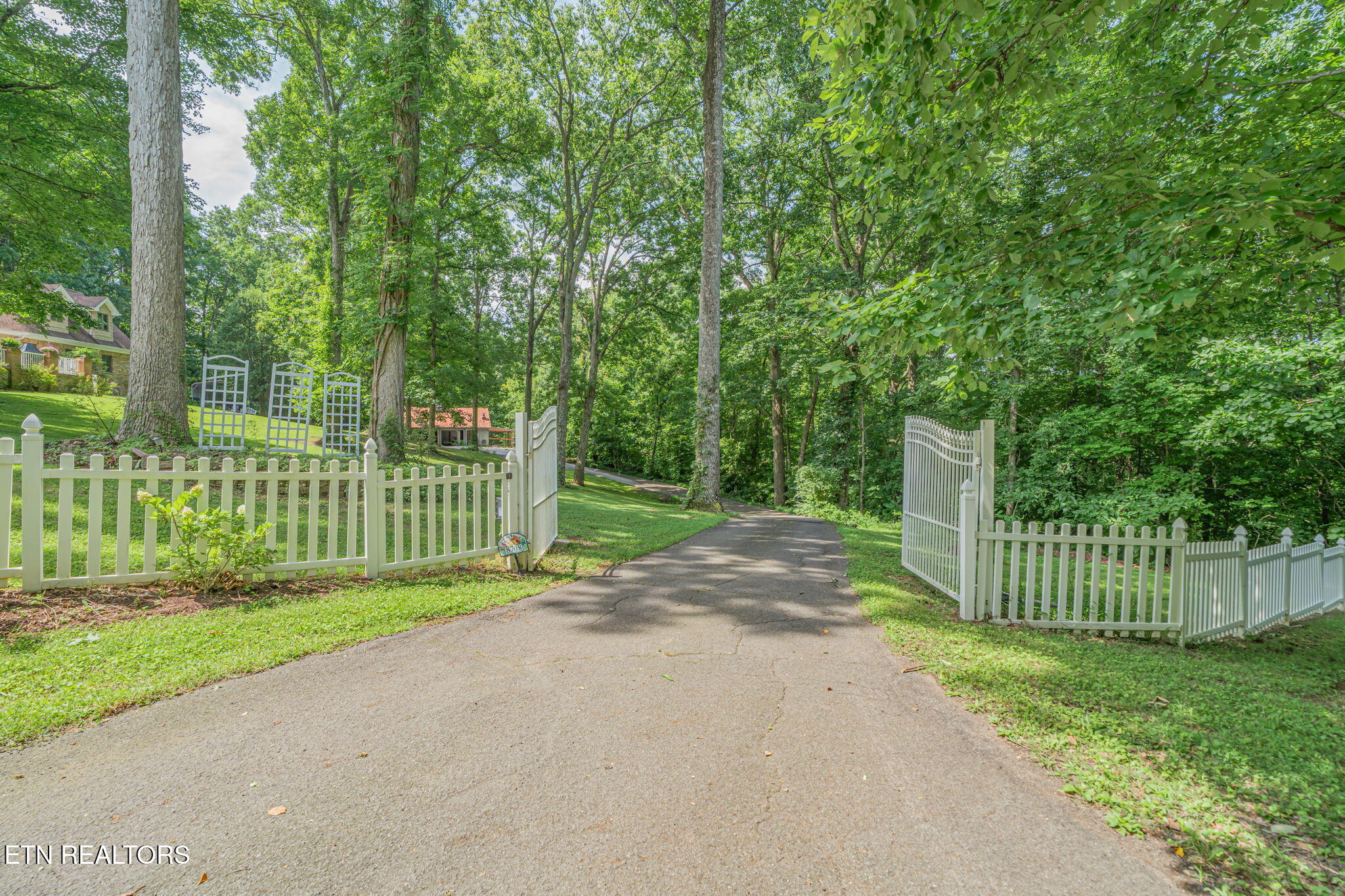 8708 Pedigo Ridge Road Powell, TN 37849 - Photo 2 of 59 Gated entrance