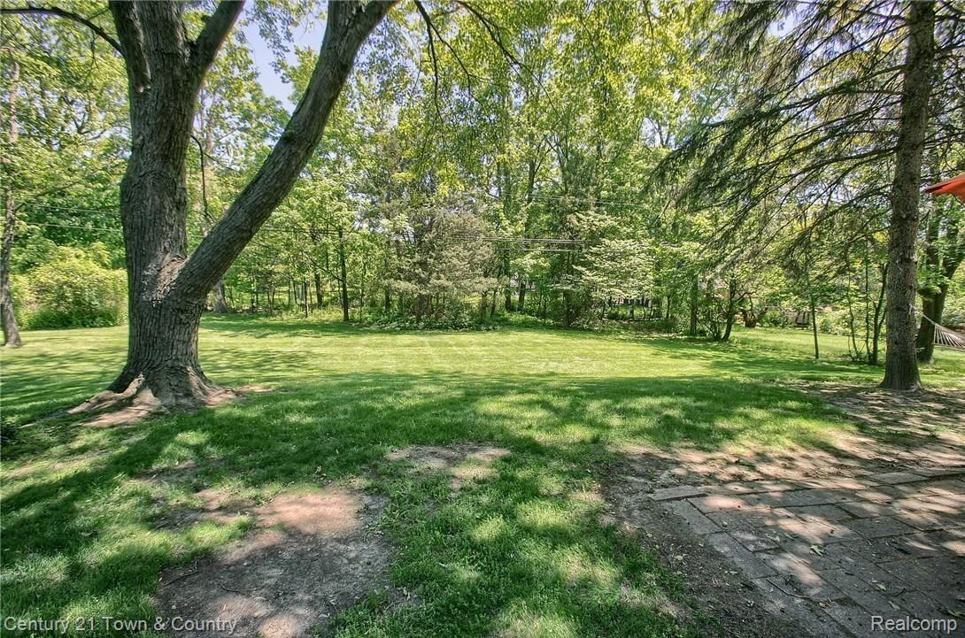 424 Gunder Drive Rochester, MI 48309 - Photo 29 of 33 Backyard.jpg