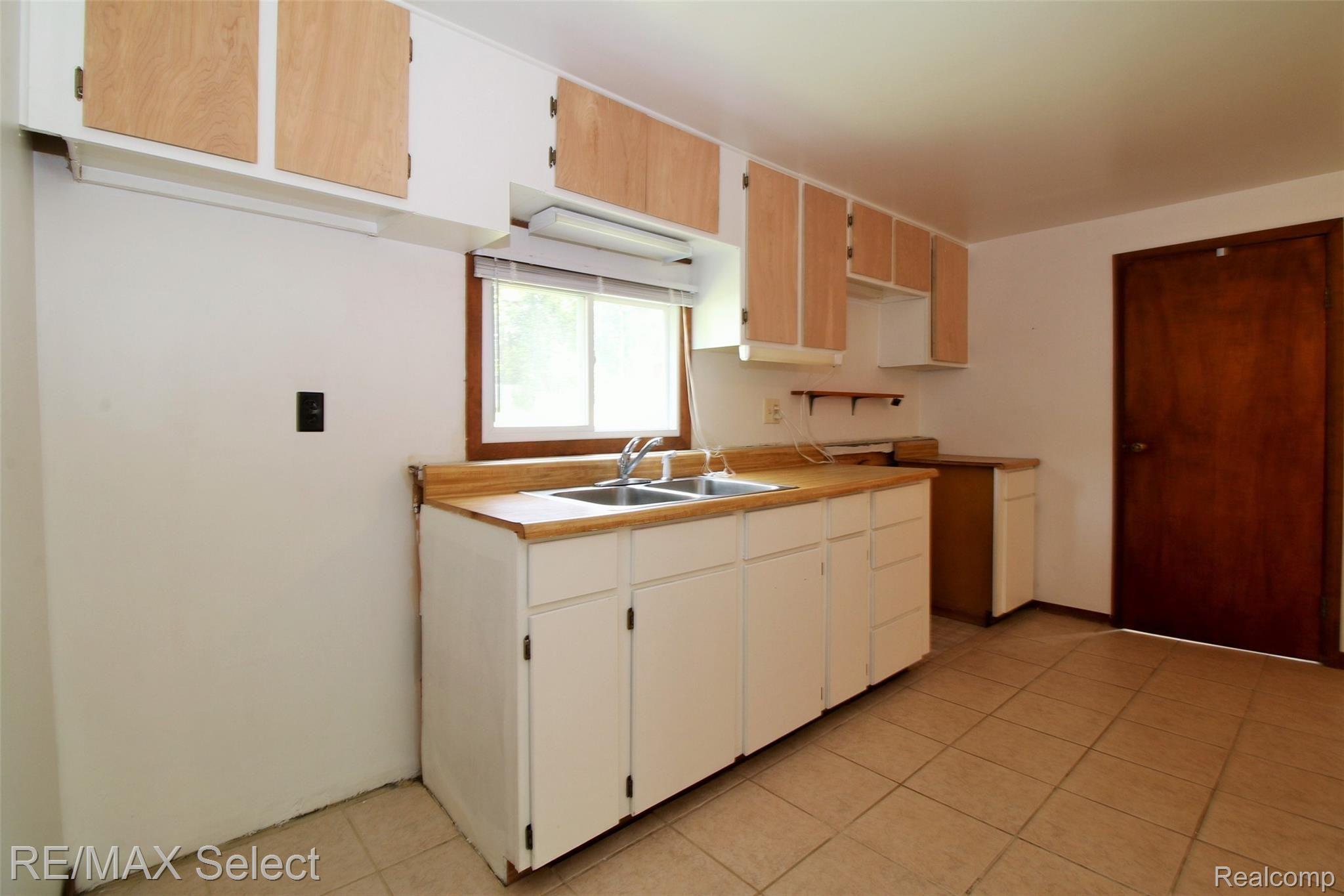 8161 East Coldwater Road Davison, MI 48423 - Photo 7 of 19 IMG_9297 (2).JPG