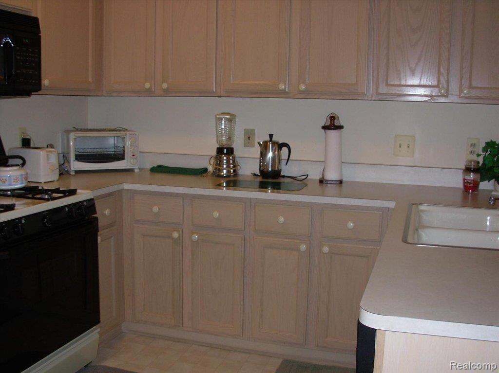 16681 Fieldstone Ridge, Unit 7 Macomb, MI 48042 - Photo 4 of 15 Kitchen 1A