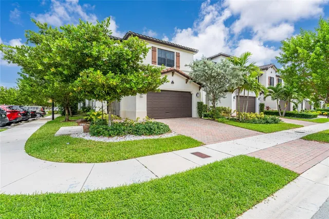 a view of a house with a yard