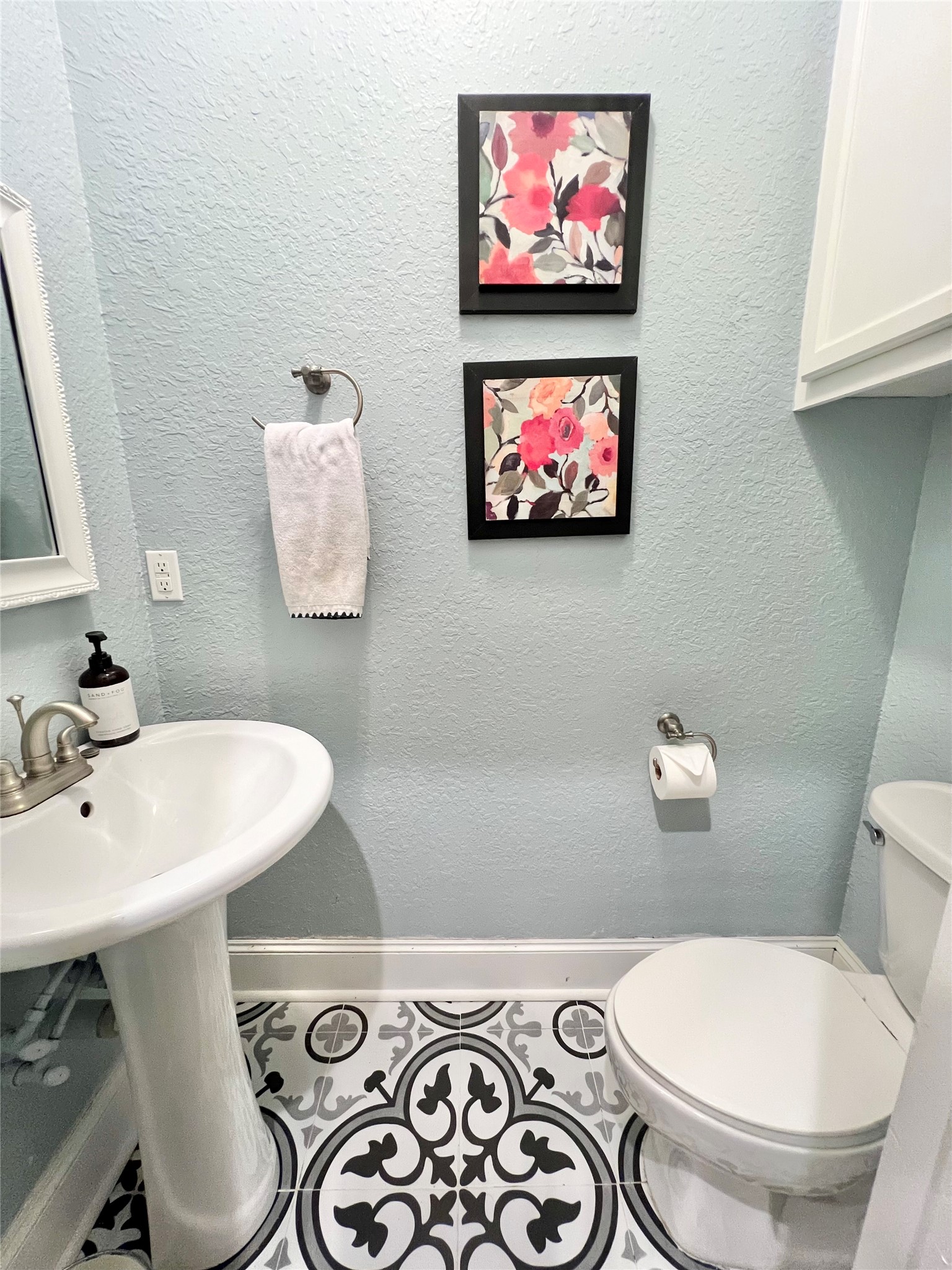 6714 Jay Road Hitchcock, TX 77563 - Photo 21 of 50 a bathroom with a toilet a sink and mirror