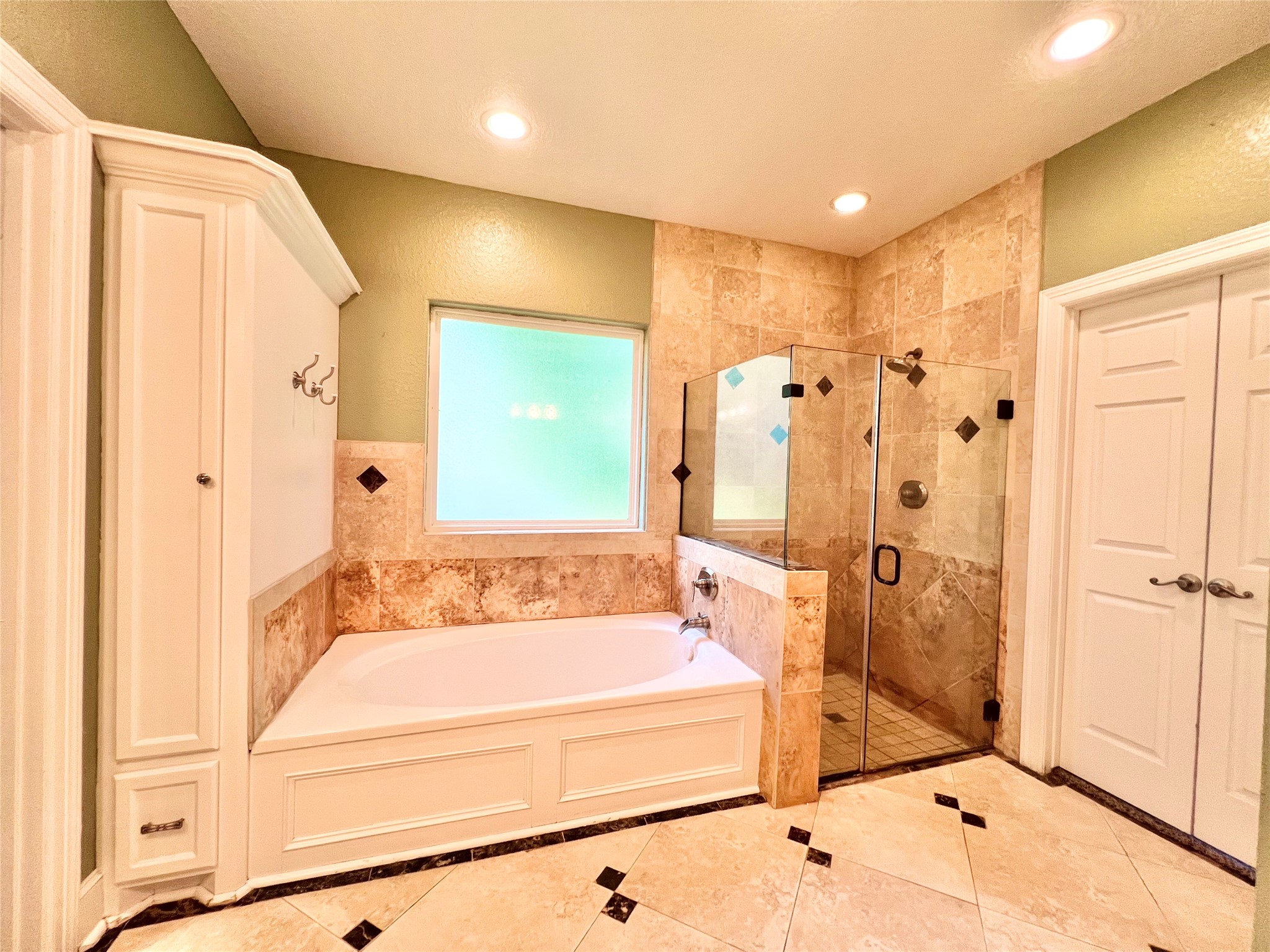 6714 Jay Road Hitchcock, TX 77563 - Photo 28 of 50 a spacious bathroom with a tub shower and mirror