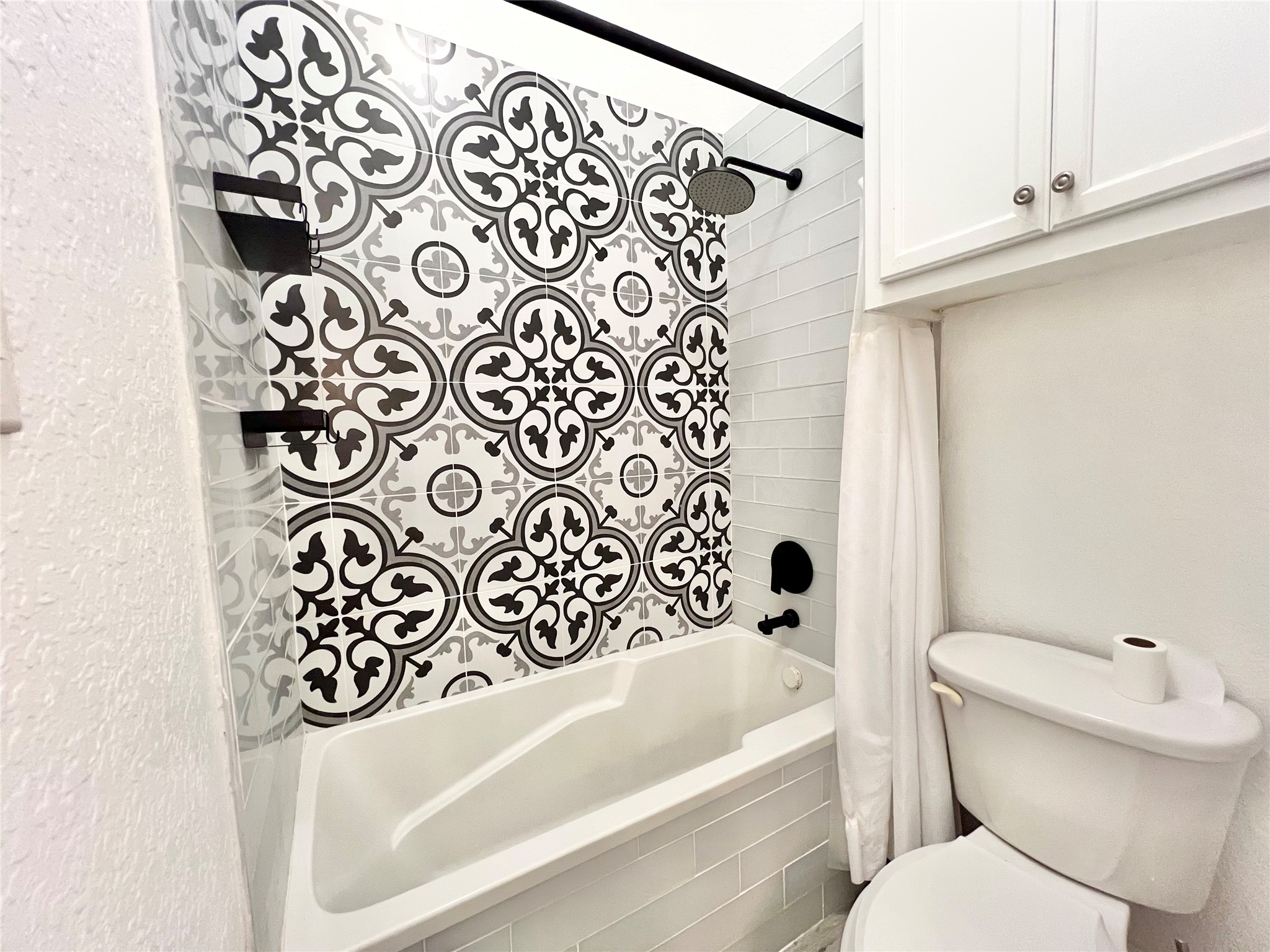 6714 Jay Road Hitchcock, TX 77563 - Photo 33 of 50 a bathroom with a toilet and a shower curtain