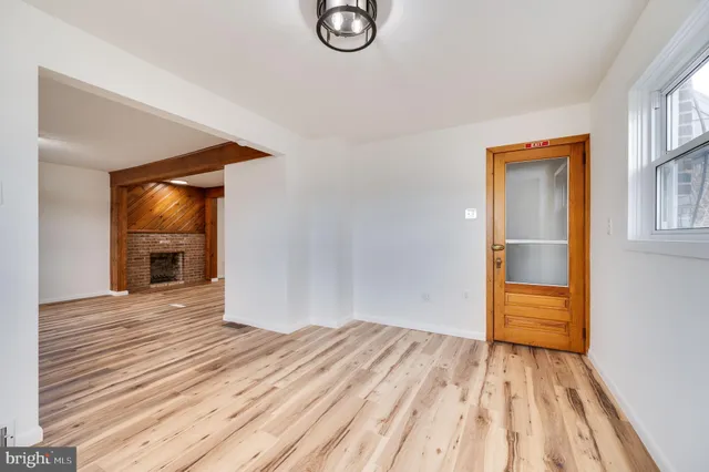 a view of entryway with a window