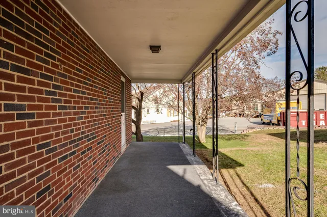 a view of a yard with a tree