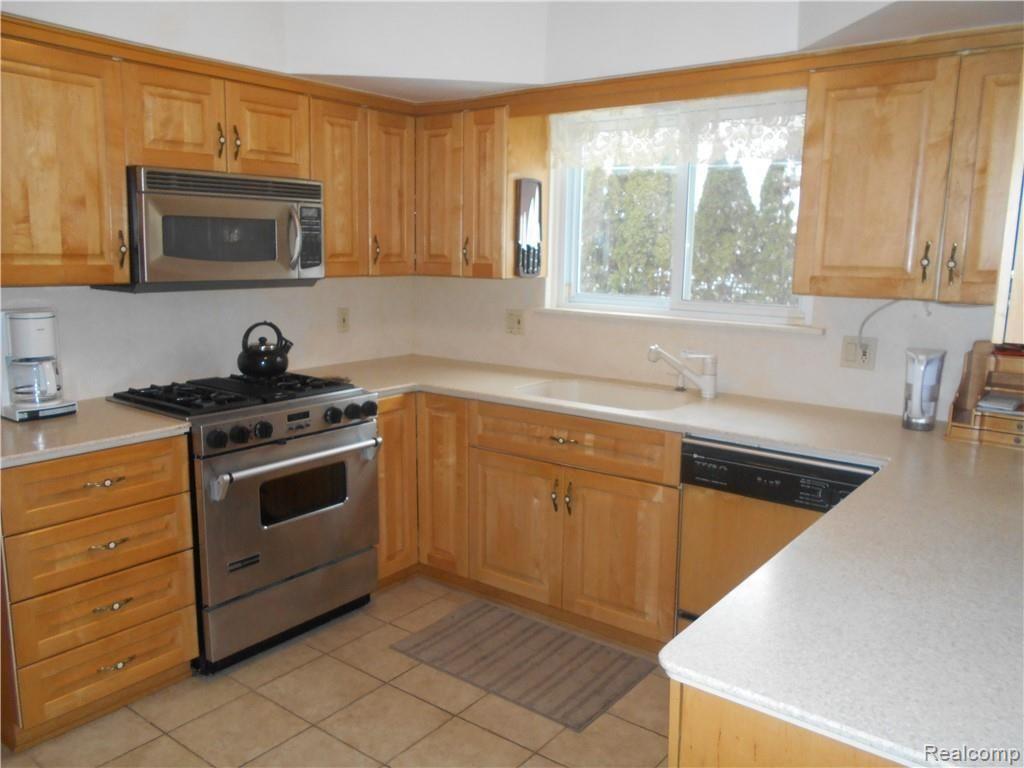 16006 Riverside Drive Livonia, MI 48154 - Photo 18 of 35 DSCN0141.JPG