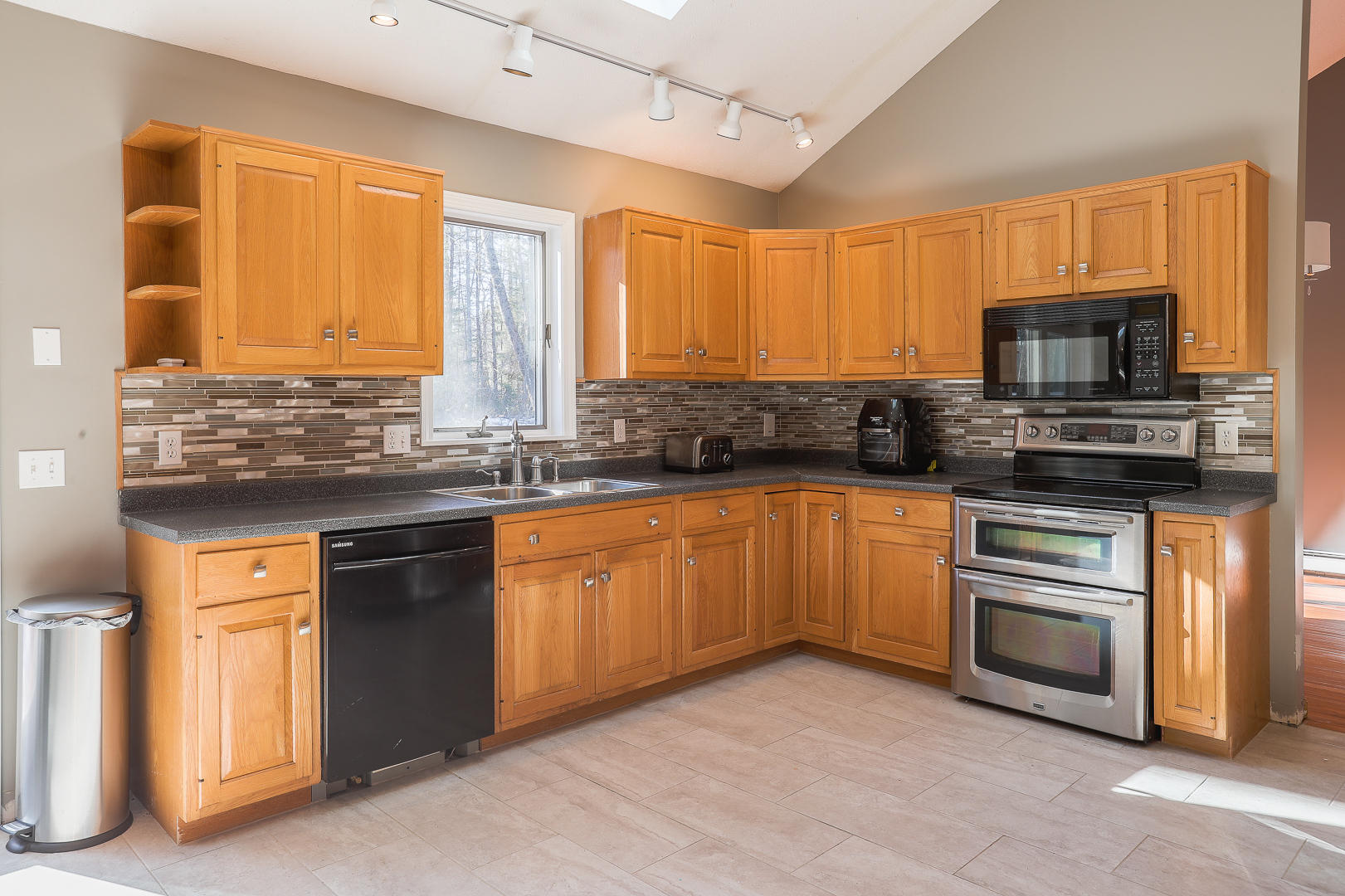 135 Ridgeview Drive Bangor, ME 04401 - Photo 5 of 37 Kitchen