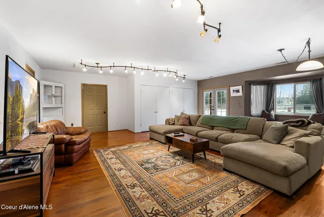 $950,000 | 966 North Kootenai Road, Sandpoint, ID 83864