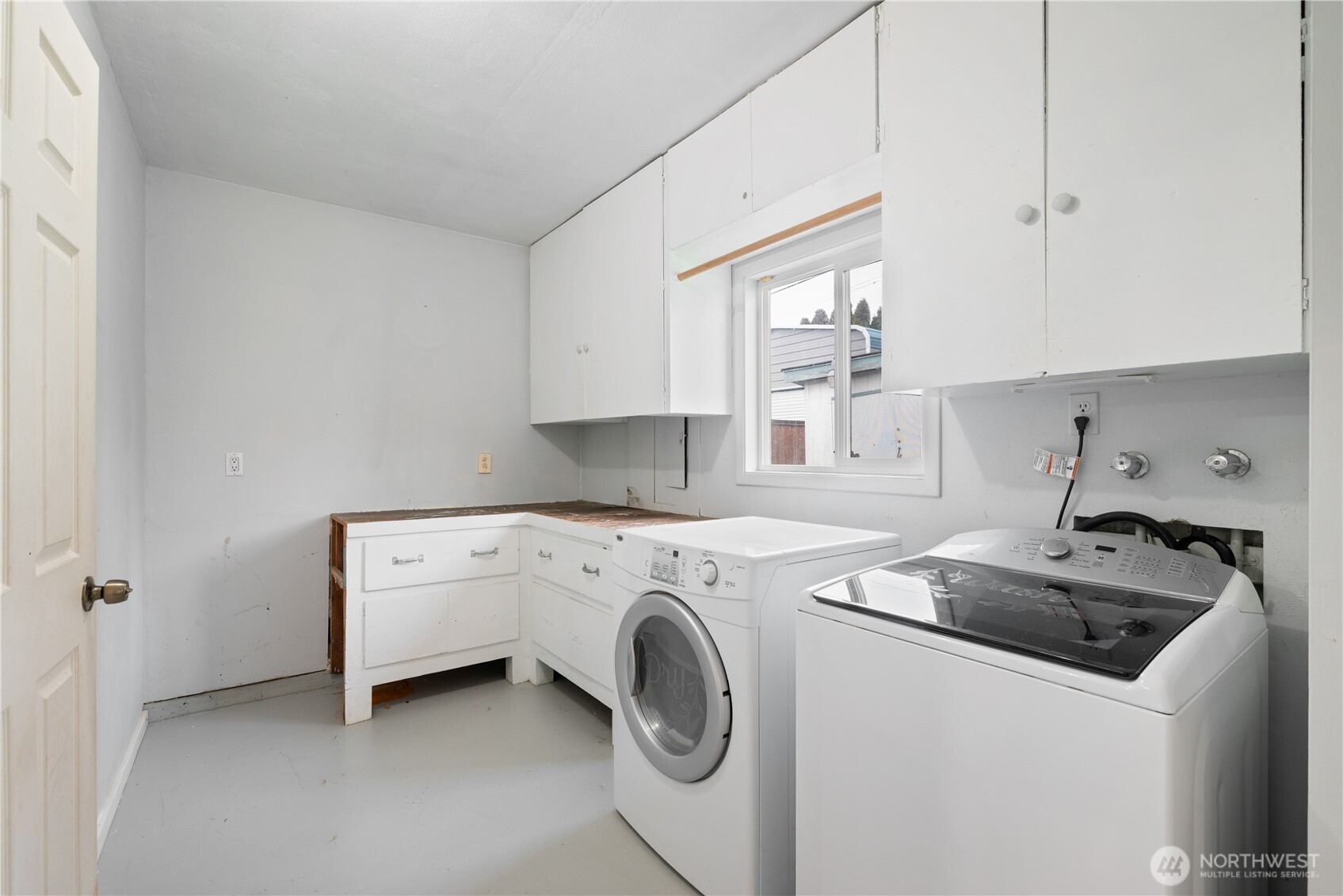 359 Douglas Street Longview, WA 98632 - Photo 17 of 29 a utility room with dryer and washer