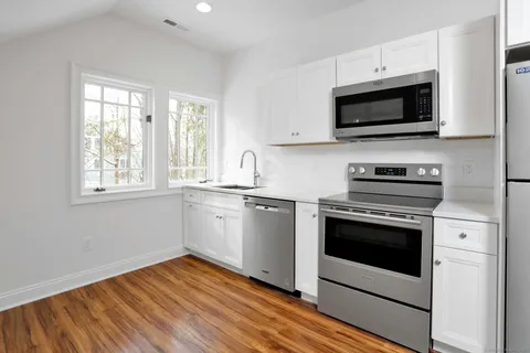 $2,600 | 162 Danbury Road, Unit 2, Ridgefield, CT 06877