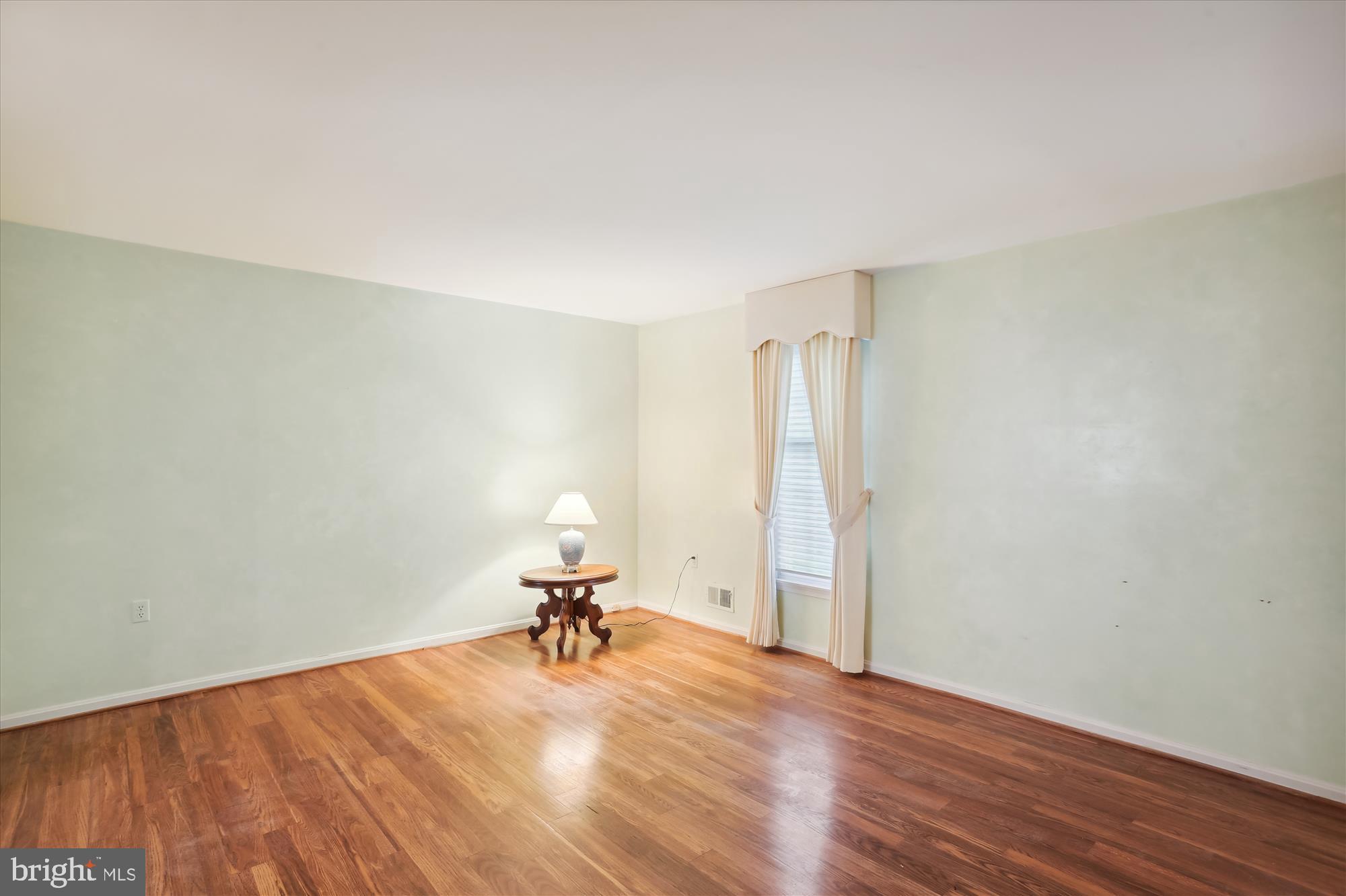 6609 Garrett Road Derwood, MD 20855 - Photo 16 of 102 Living Room
