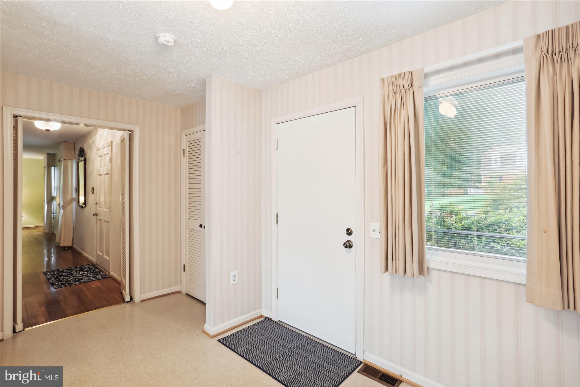 6609 Garrett Road Derwood, MD 20855 - Photo 9 of 102 Entry