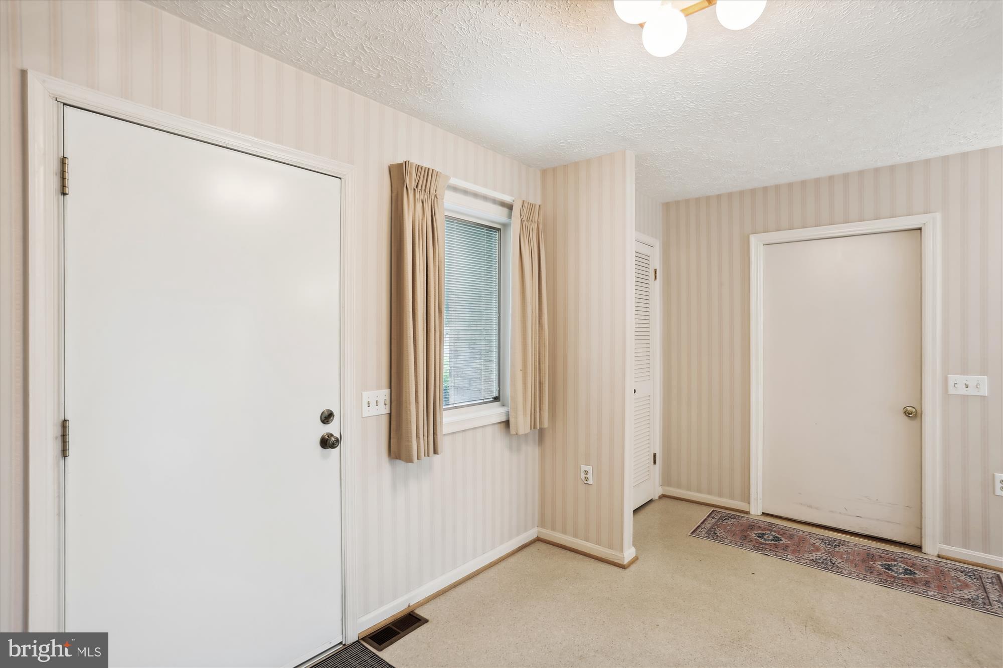 6609 Garrett Road Derwood, MD 20855 - Photo 10 of 102 Foyer