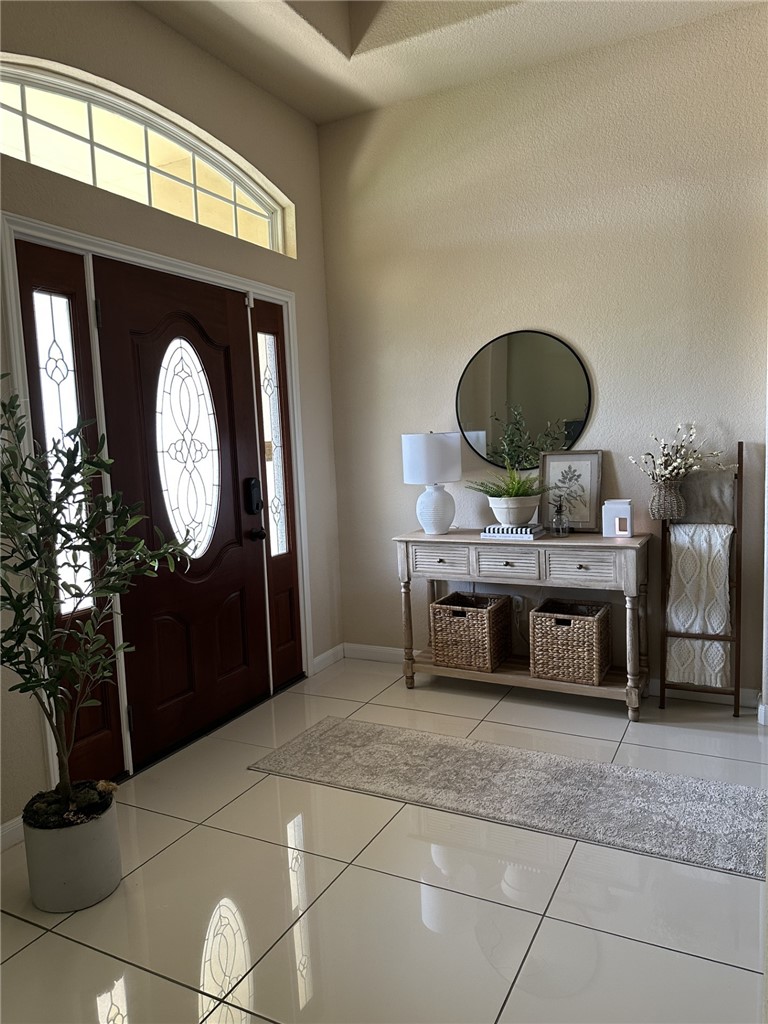 527 Coyote Ranch Alice, TX 78332 - Photo 4 of 17 a living room with furniture a mirror and a clock