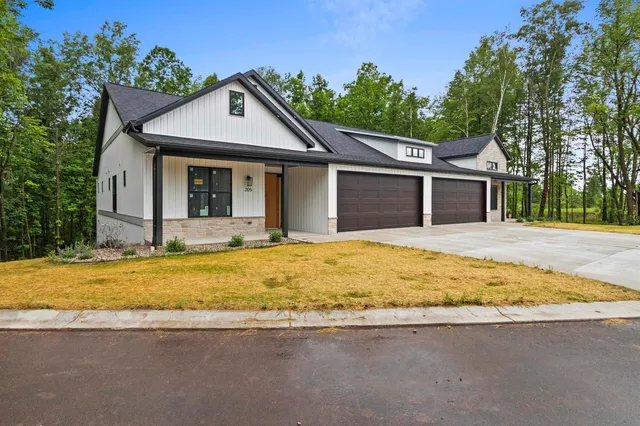 $575,000 | 205 Deer Trail, Unit 20, Green Bay, WI 54311