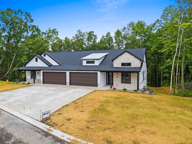 $575,000 | 205 Deer Trail, Unit 20, Green Bay, WI 54311