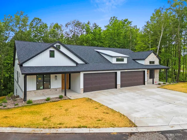 $575,000 | 205 Deer Trail, Unit 20, Green Bay, WI 54311