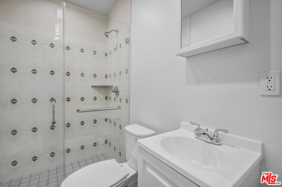 207 South Reeves Drive Beverly Hills, CA 90212 - Photo 16 of 27