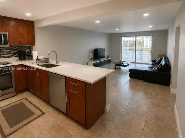 $2,600 | 301 Southeast 3rd Street, Unit 204, Dania Beach, FL 33004