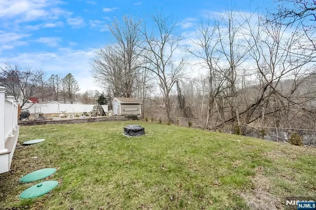 a view of a yard with a house