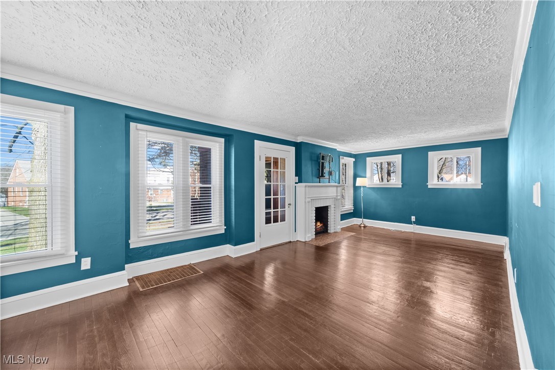 1639 Rushton Road Cleveland, OH 44121 - Photo 3 of 36