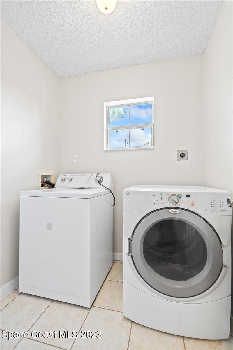 590 Fountain Street Southwest Palm Bay, FL 32908 - Photo 27 of 40 a utility room with dryer and washer