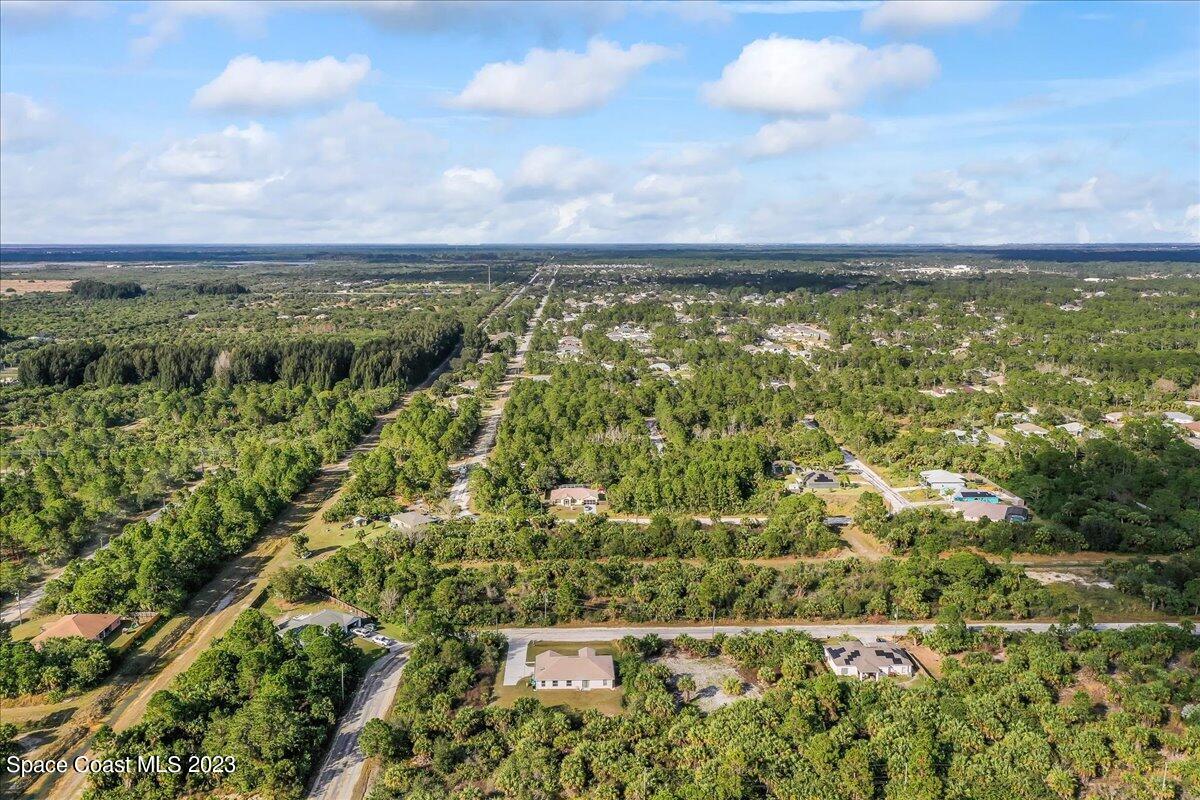 590 Fountain Street Southwest Palm Bay, FL 32908 - Photo 32 of 40 a view of a city with lots of bushes