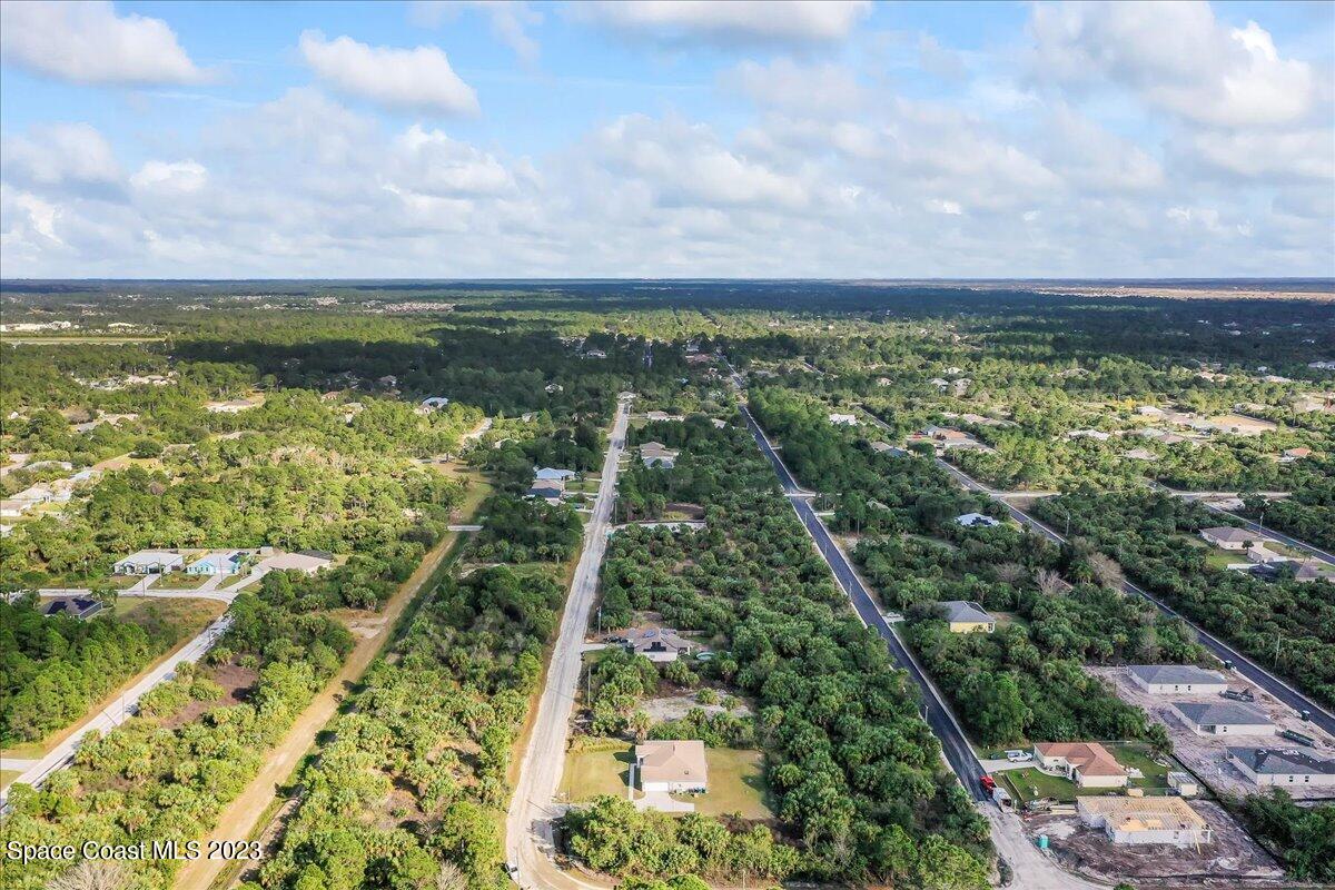 590 Fountain Street Southwest Palm Bay, FL 32908 - Photo 39 of 40 a view of a city with an ocean