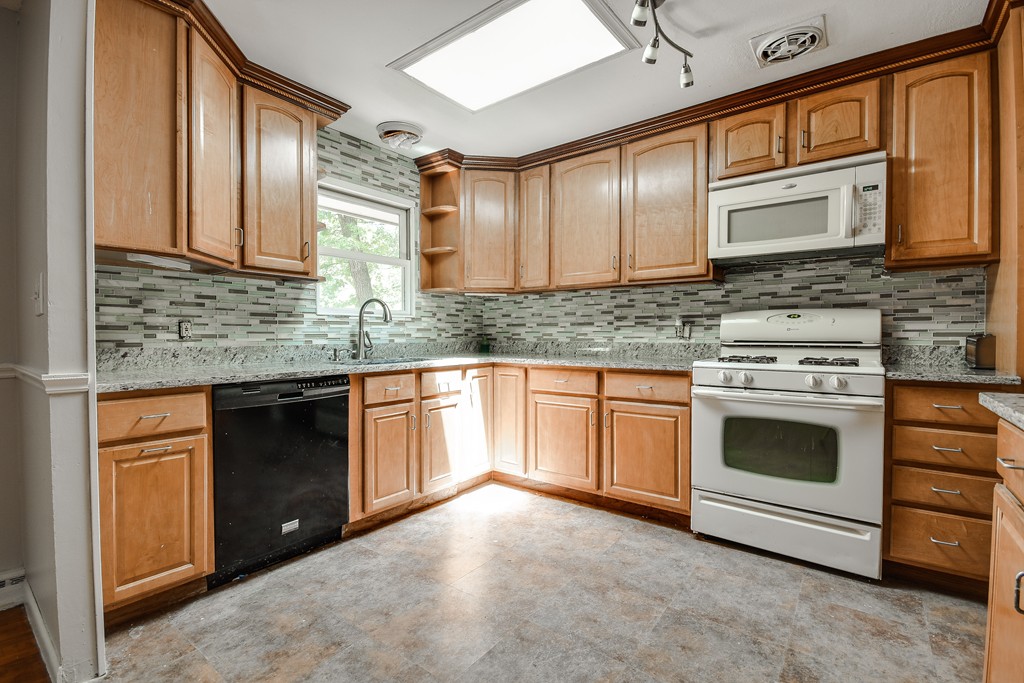 21 Pamela Road Framingham, MA 01701 - Photo 9 of 30 Gallery Image 9