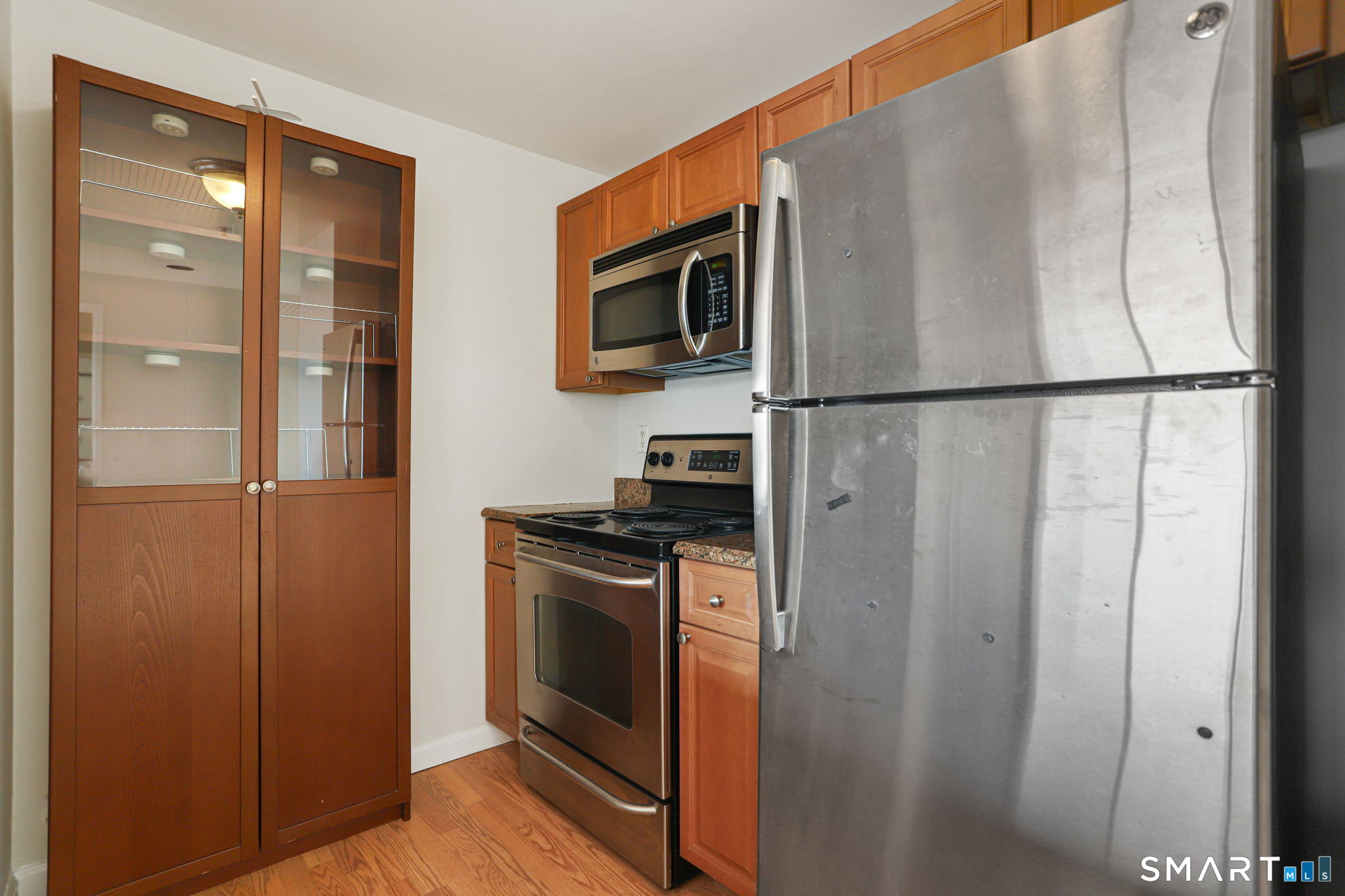 300 Broad Street, Unit 603 Stamford, CT 06901 - Photo 5 of 20 a kitchen with stainless steel appliances a refrigerator stove and microwave