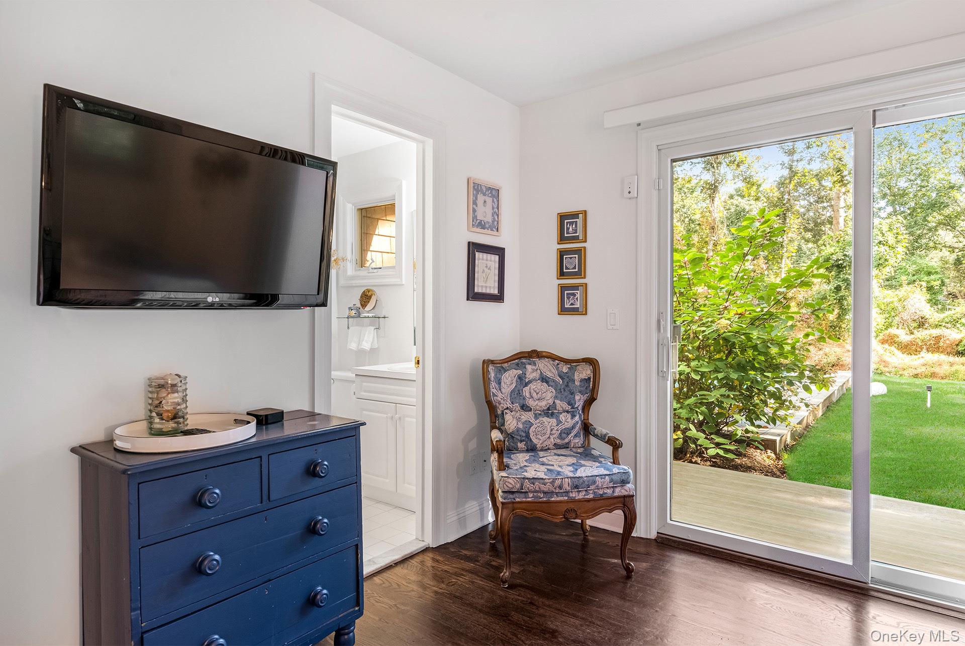 20 Cutter Court East Hampton, NY 11937 - Photo 13 of 18 a living room with furniture and a flat screen tv