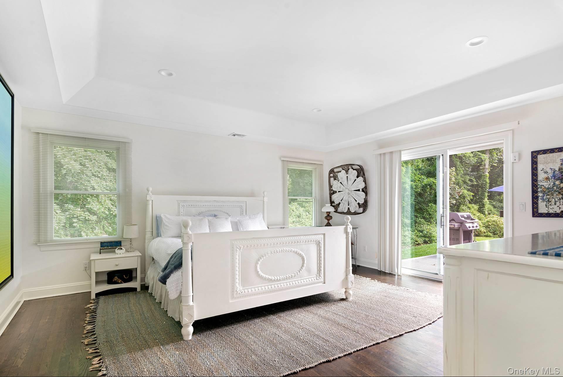20 Cutter Court East Hampton, NY 11937 - Photo 9 of 18 a living room with a couch and a table
