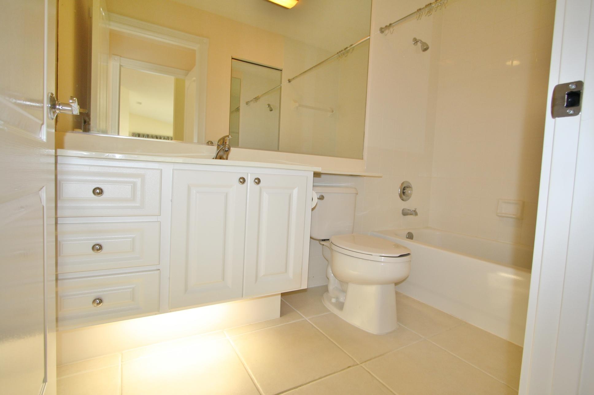 1069 Southwest Balmoral Trace Stuart, FL 34997 - Photo 11 of 18 Guest Bathroom