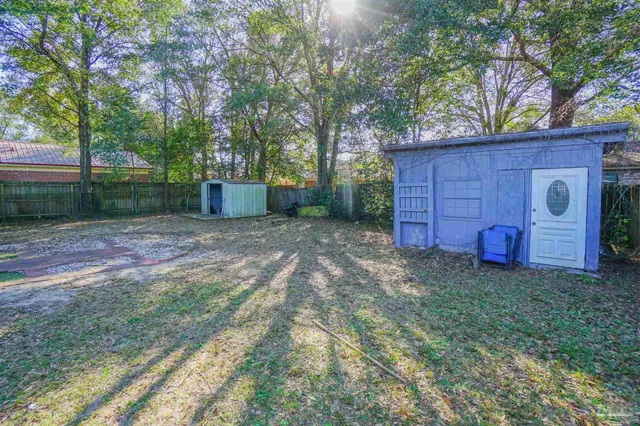 a view of a backyard