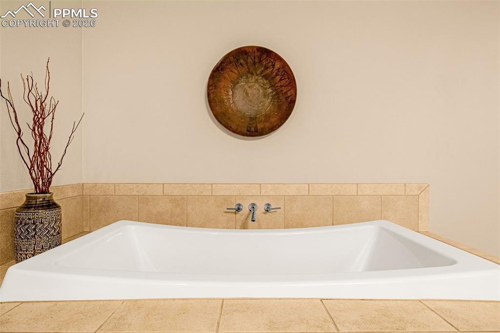 101 North Tejon Street, Unit 280 Colorado Springs, CO 80903 - Photo 19 of 32 a bathroom with a bathtub
