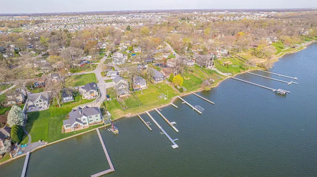 a view of house with a big yard