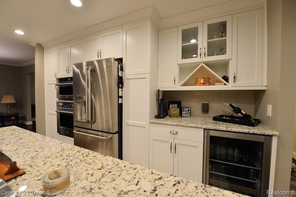 372 Shellbourne Drive Rochester Hills, MI 48309 - Photo 3 of 45
