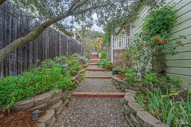 $1,050,000 | 17323 Hillside Avenue, Sonoma, CA 95476