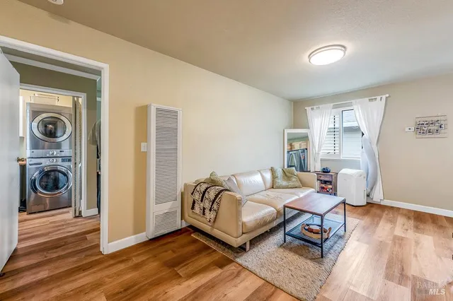 $1,050,000 | 17323 Hillside Avenue, Sonoma, CA 95476