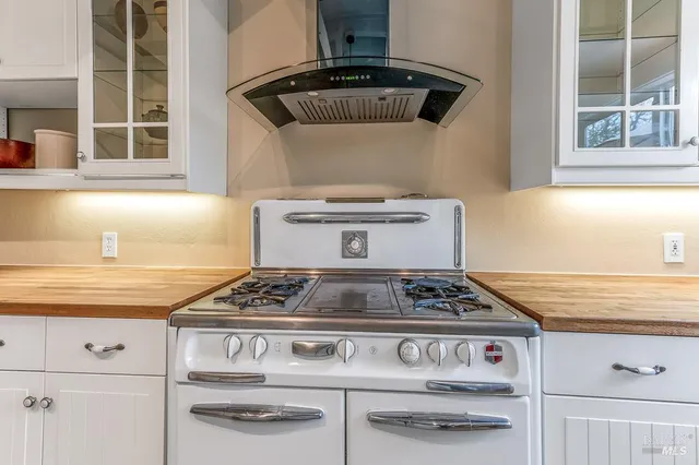 $1,050,000 | 17323 Hillside Avenue, Sonoma, CA 95476