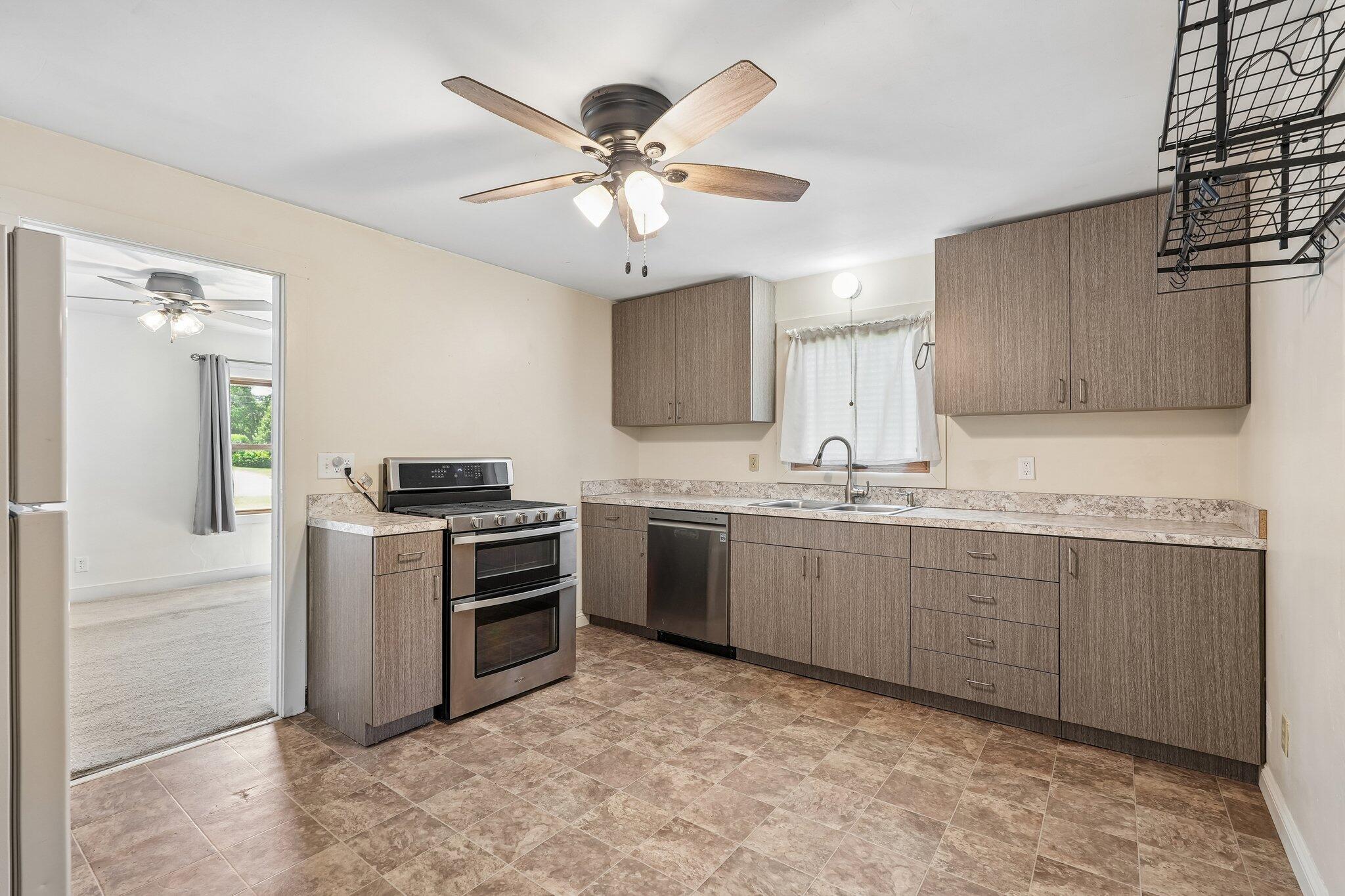 9207 39th Avenue Pleasant Prairie, WI 53142 - Photo 24 of 48 Kitchen